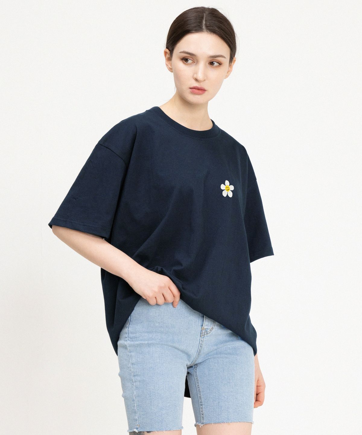 그레이버(GRAVER) [UNISEX]플라워도트 자수 반팔티_네이비