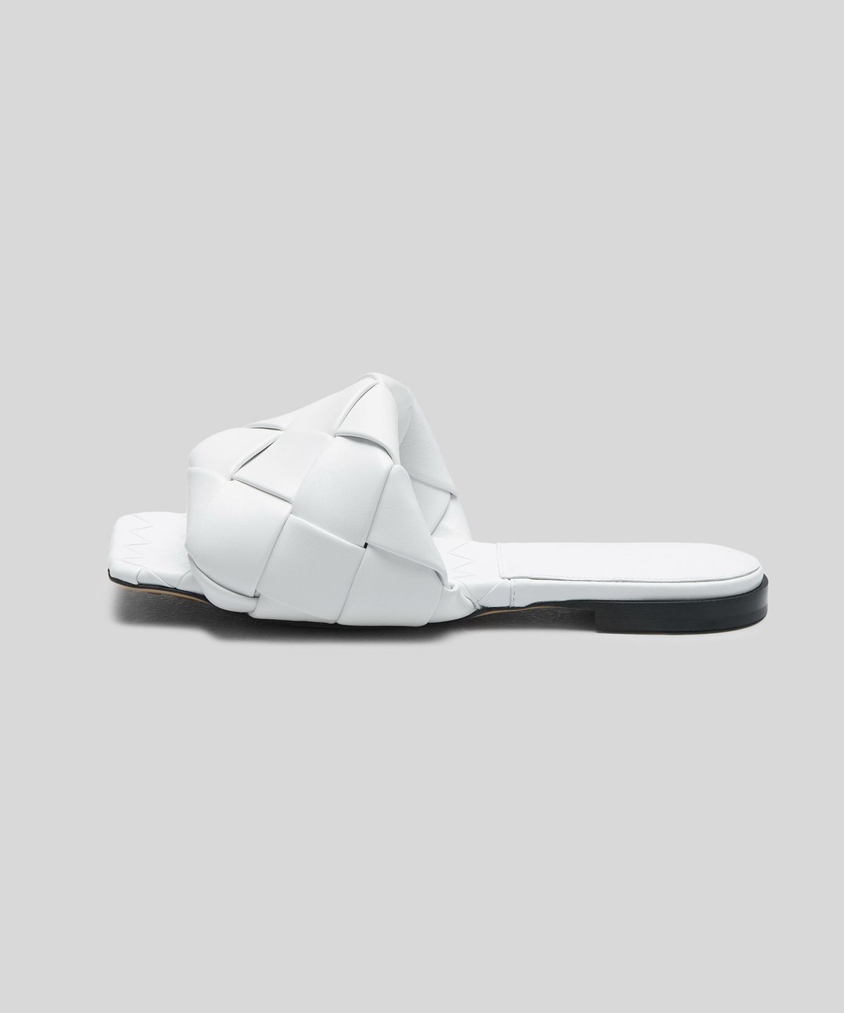 보테가베네타(BOTTEGA VENETA) 여성 리도 플랫 샌들 - 화이트 / 608853VBSS09122