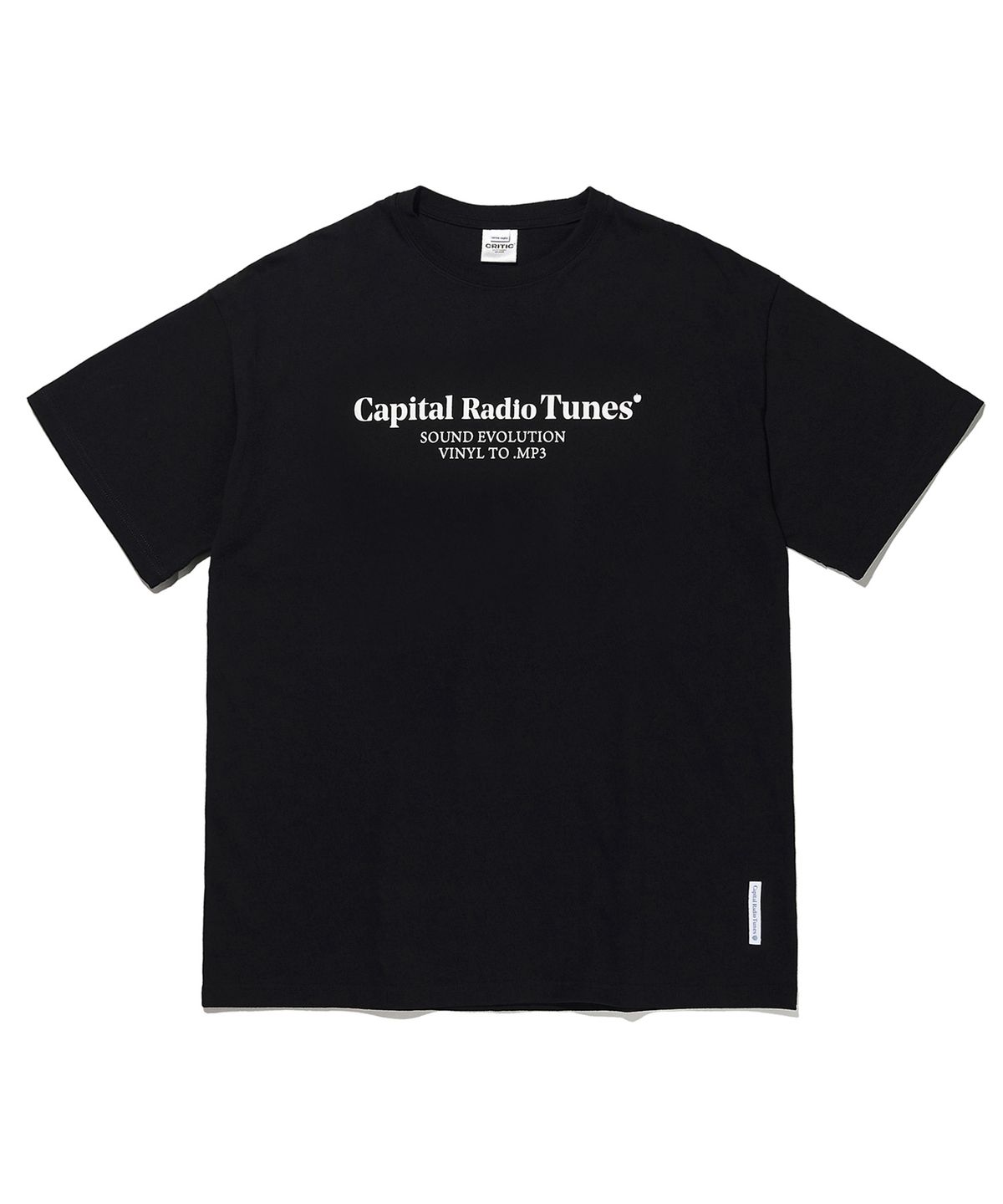 캐피탈 라디오 튠즈(CAPITAL RADIO TUNES) TYPO 반팔 티셔츠 black