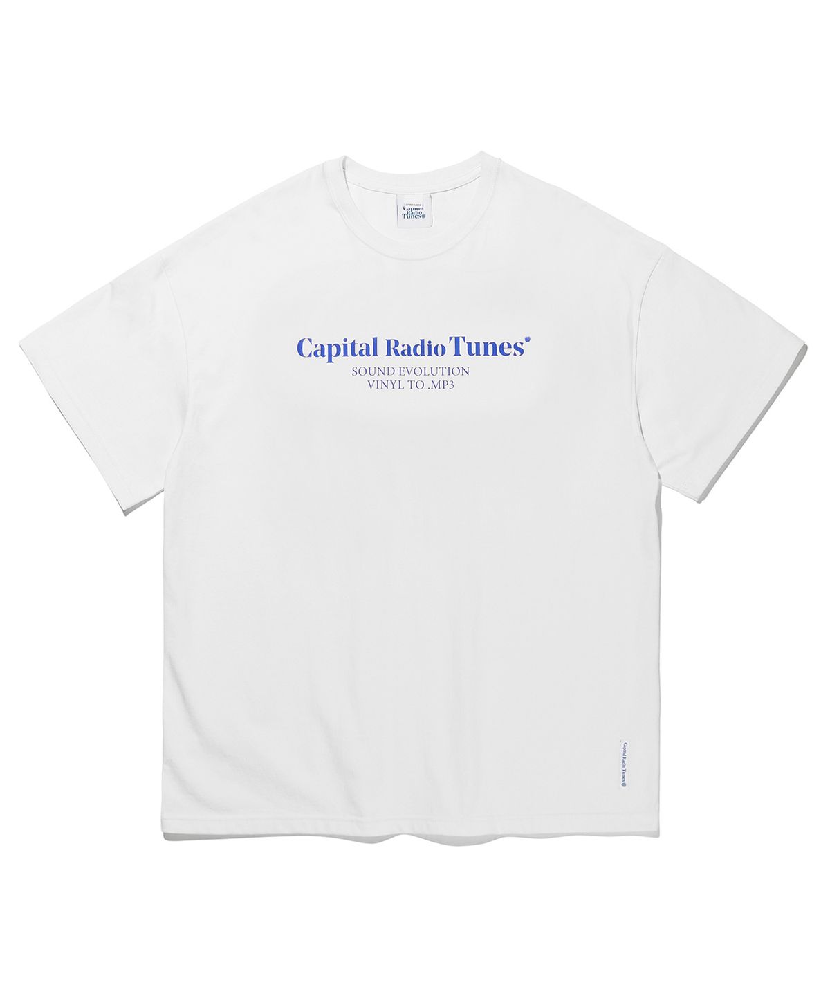 캐피탈 라디오 튠즈(CAPITAL RADIO TUNES) TYPO 반팔 티셔츠 white