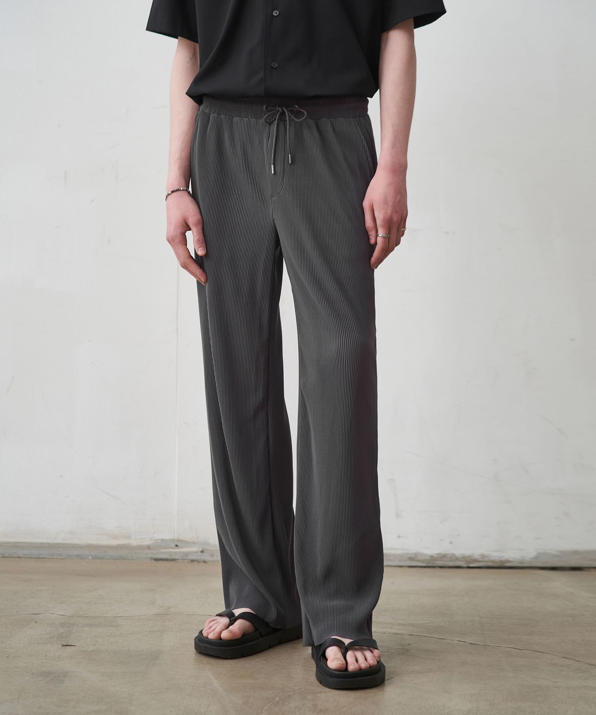 드로우핏(DRAW FIT) 와이드 밴딩 플리츠 팬츠 [D.GREY]