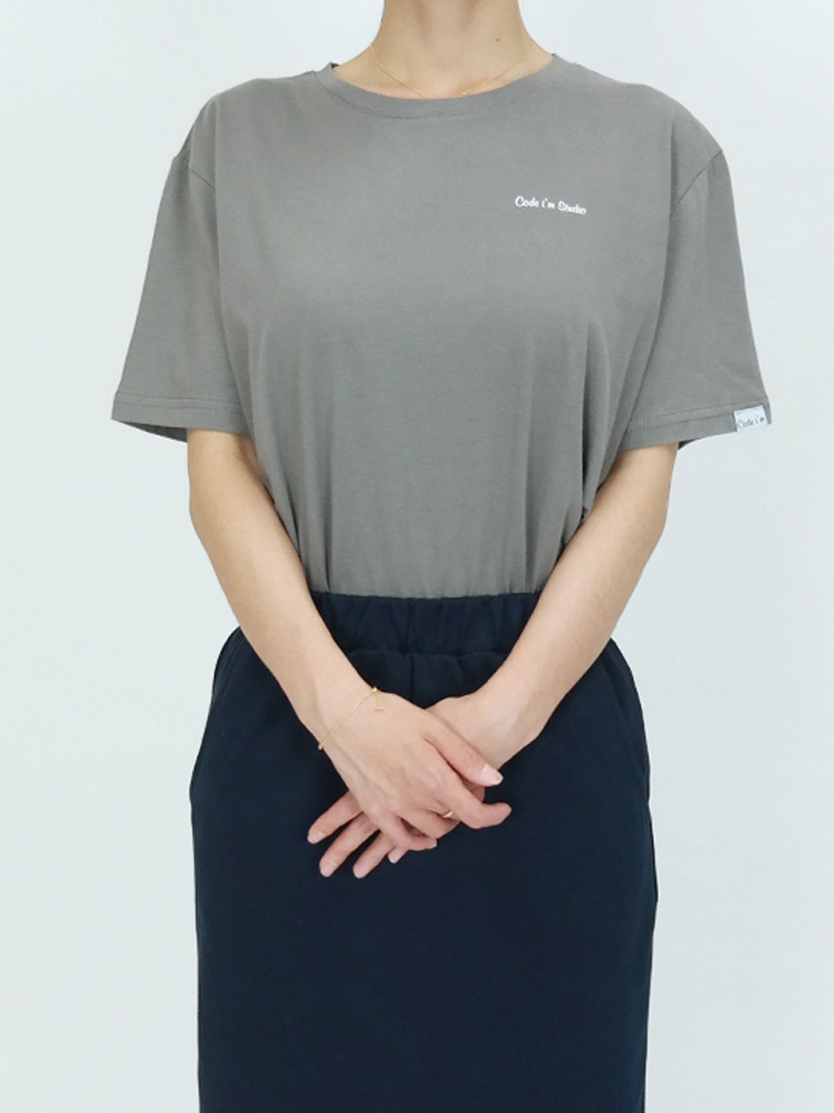 코드아이엠(CODE I'M) 미니멀 로고 프린팅 반팔티 카키