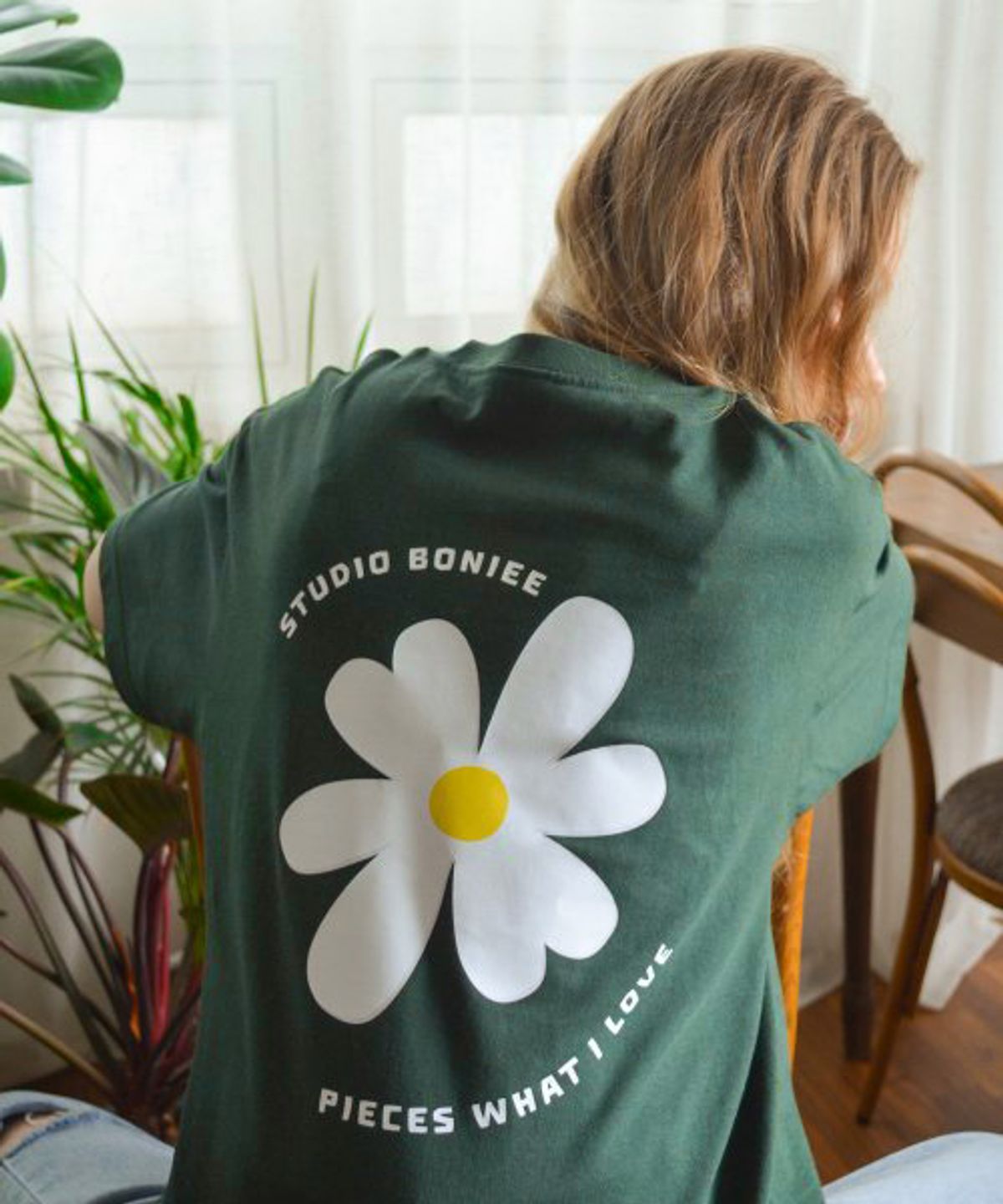 보늬(BONIEE) 데이지 플라워(Daisy Flower) 백 프린팅 루즈 티셔츠 그린 포레스트