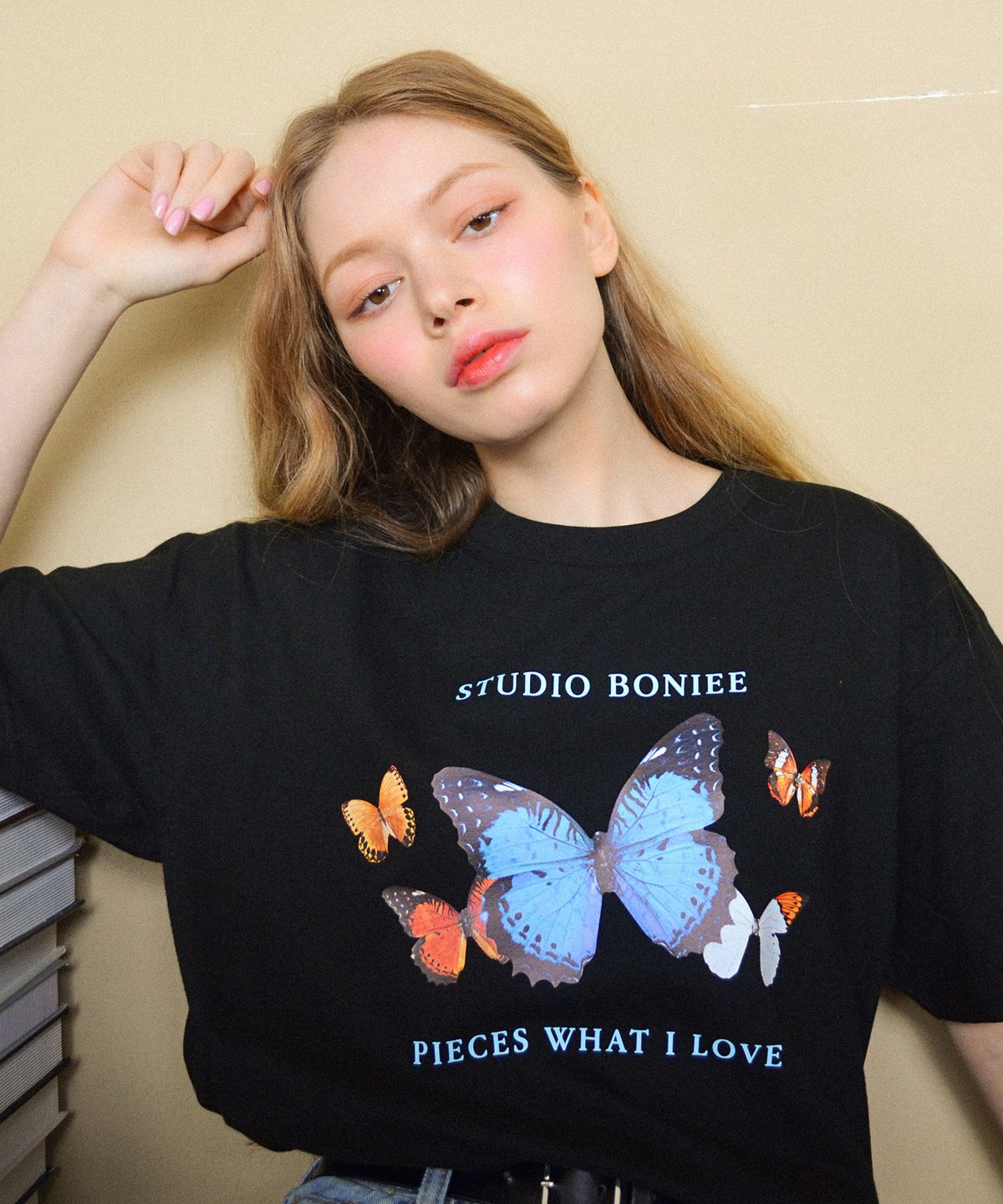 보늬(BONIEE) 레트로 나비 춤(butterfly dance) 그래픽 티셔츠 블랙