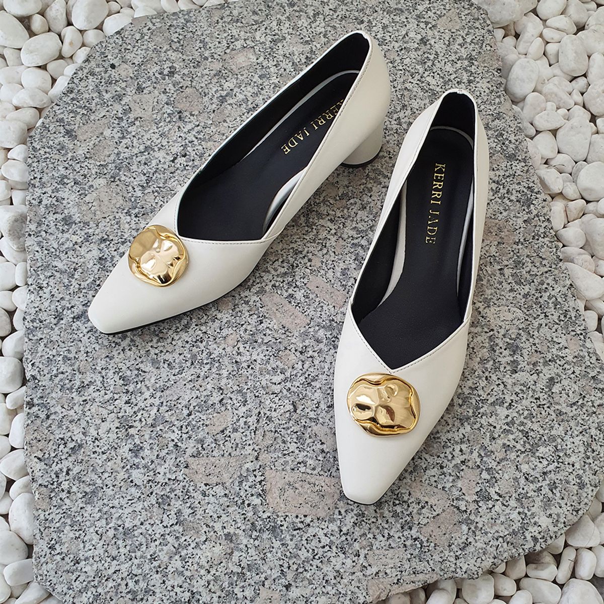 케리제이드(KERRIJADE) V-cut Line Pumps_CreamWhite
