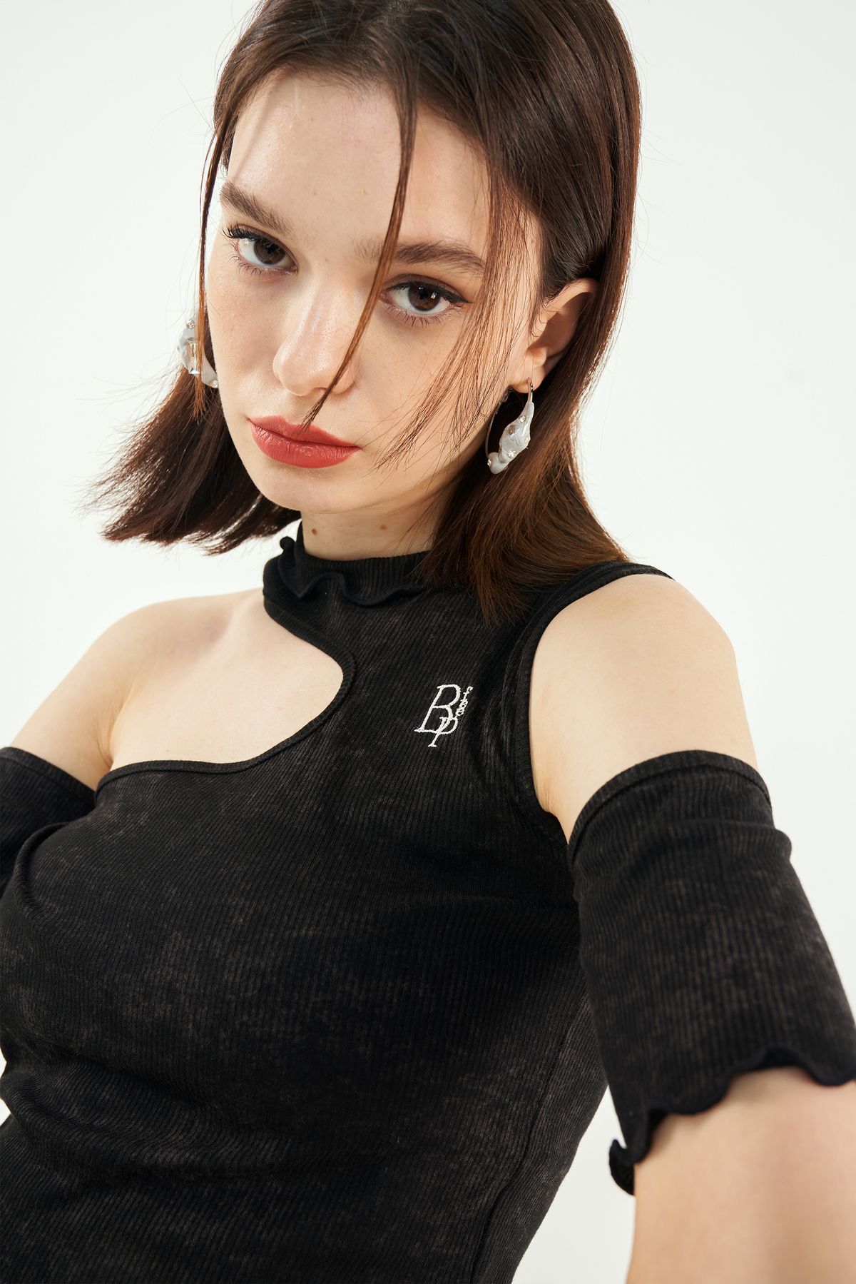 비피피(BFEEP) 언발란스 웨이브 티셔츠_블랙