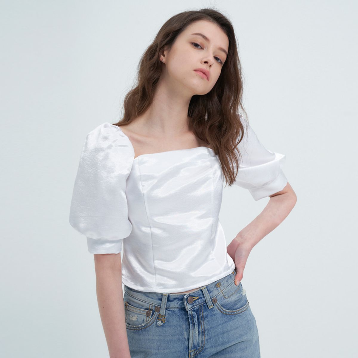 누댓(NUDAT) bulb shoulder square neck blouse glossy white