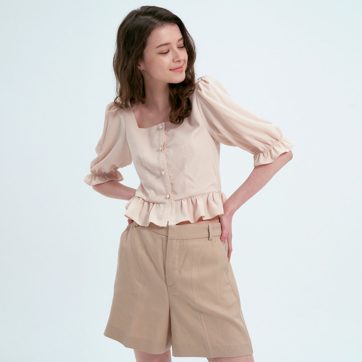 누댓(NUDAT) wavy puff square neck blouse beige