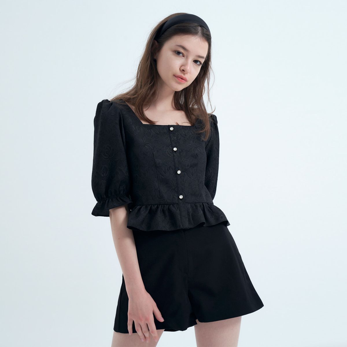 누댓(NUDAT) wavy puff square neck blouse black rose