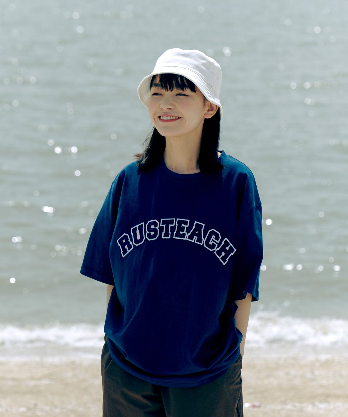 러스티치(RUSTEACH) APPLIQUE TEE (NAVY)