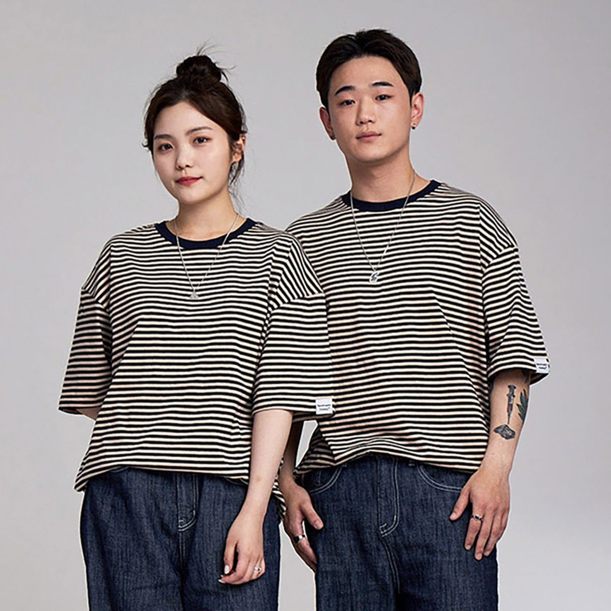 어퍼스트로피 콤마(APOSTROPHE COMMA) 슬리브 포인트 스트라이프 반팔티셔츠 (블랙)