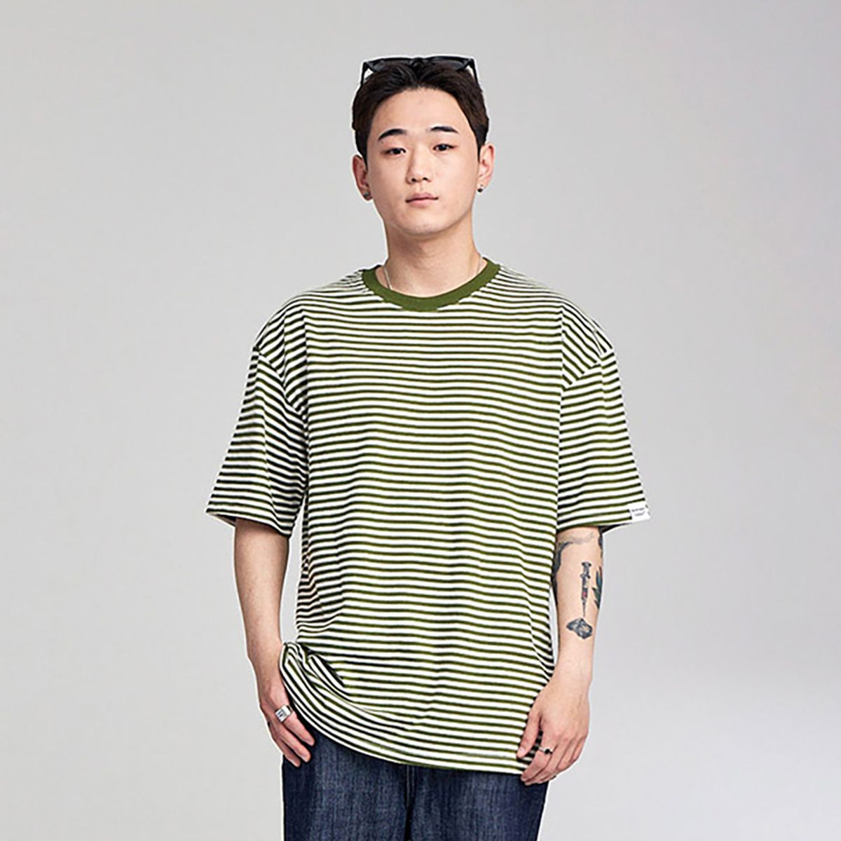 어퍼스트로피 콤마(APOSTROPHE COMMA) 슬리브 포인트 스트라이프 반팔티셔츠 (카키)