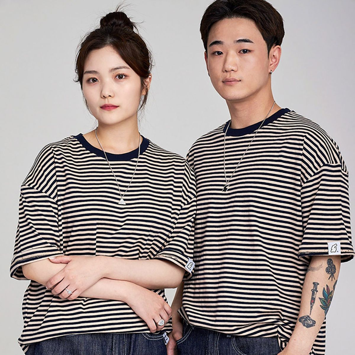 어퍼스트로피 콤마(APOSTROPHE COMMA) 슬리브 포인트 스트라이프 반팔티셔츠 (네이비)