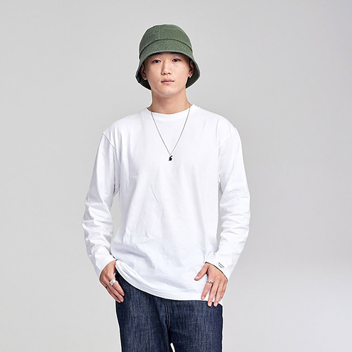 어퍼스트로피 콤마(APOSTROPHE COMMA) 슬리브 포인트 무지 긴팔티셔츠 (화이트)