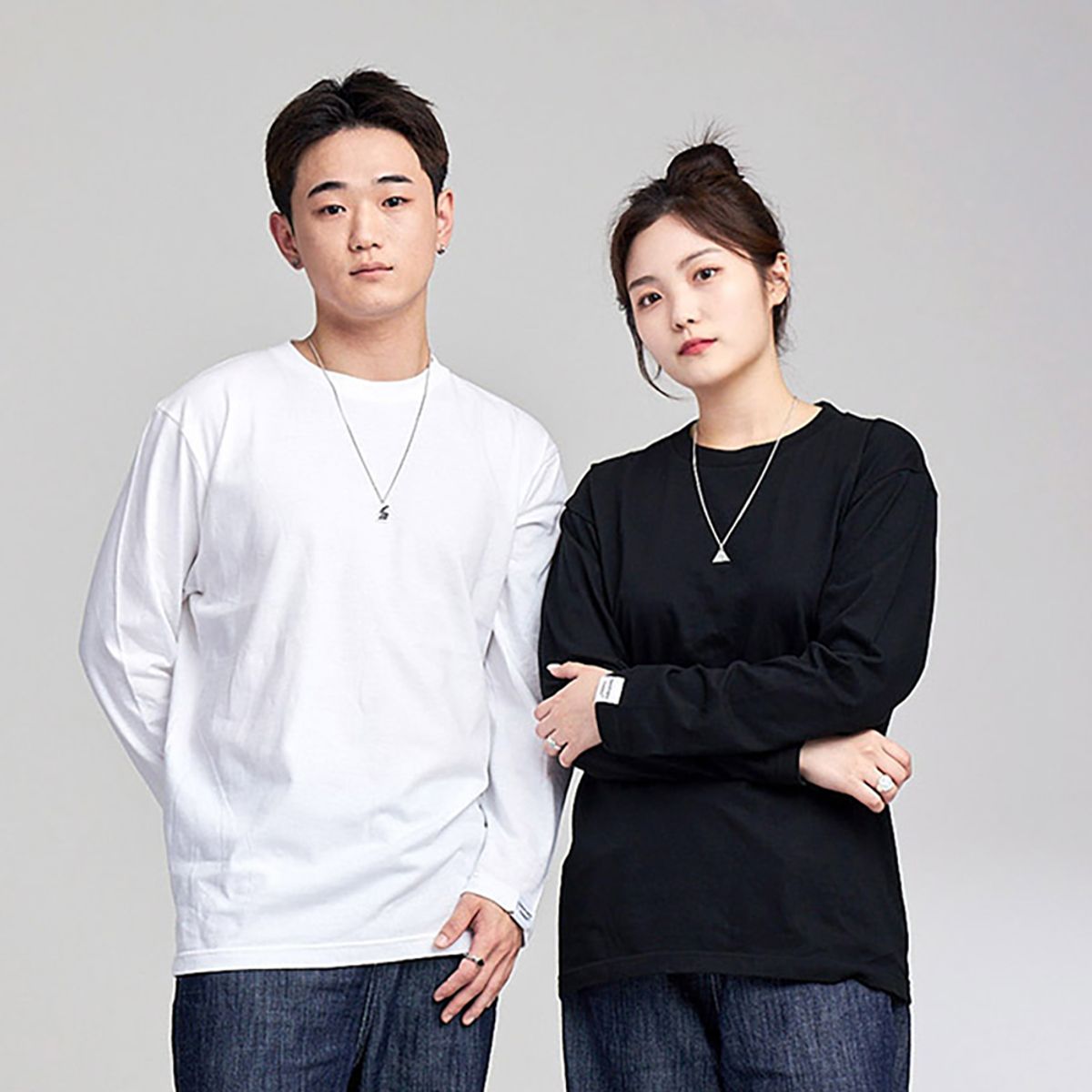 어퍼스트로피 콤마(APOSTROPHE COMMA) 슬리브 포인트 무지 긴팔티셔츠 (블랙)