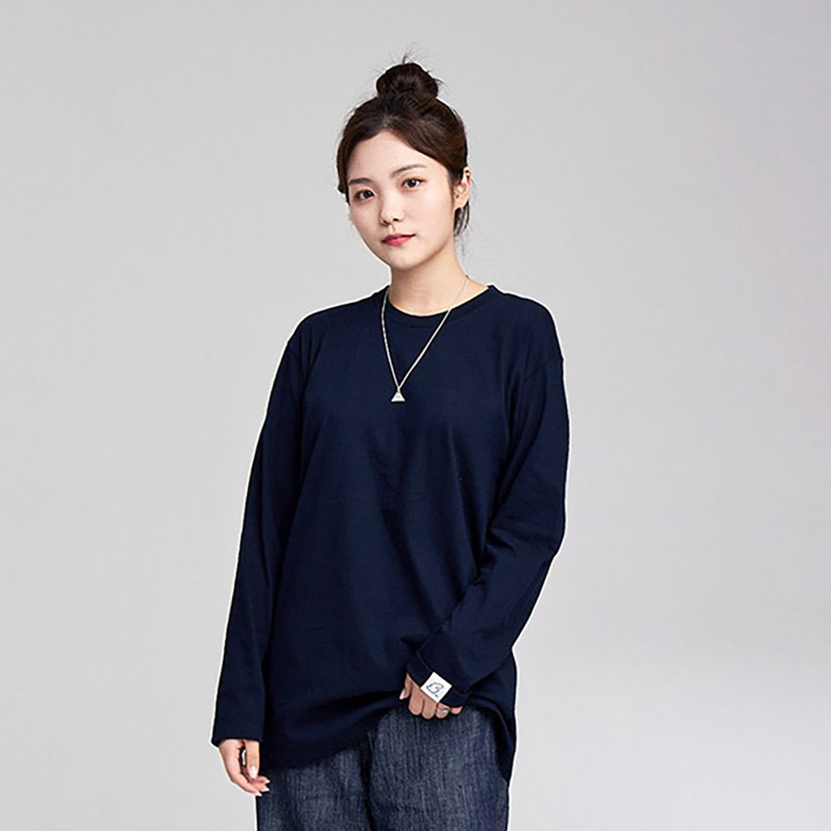 어퍼스트로피 콤마(APOSTROPHE COMMA) 슬리브 포인트 무지 긴팔티셔츠 (네이비)