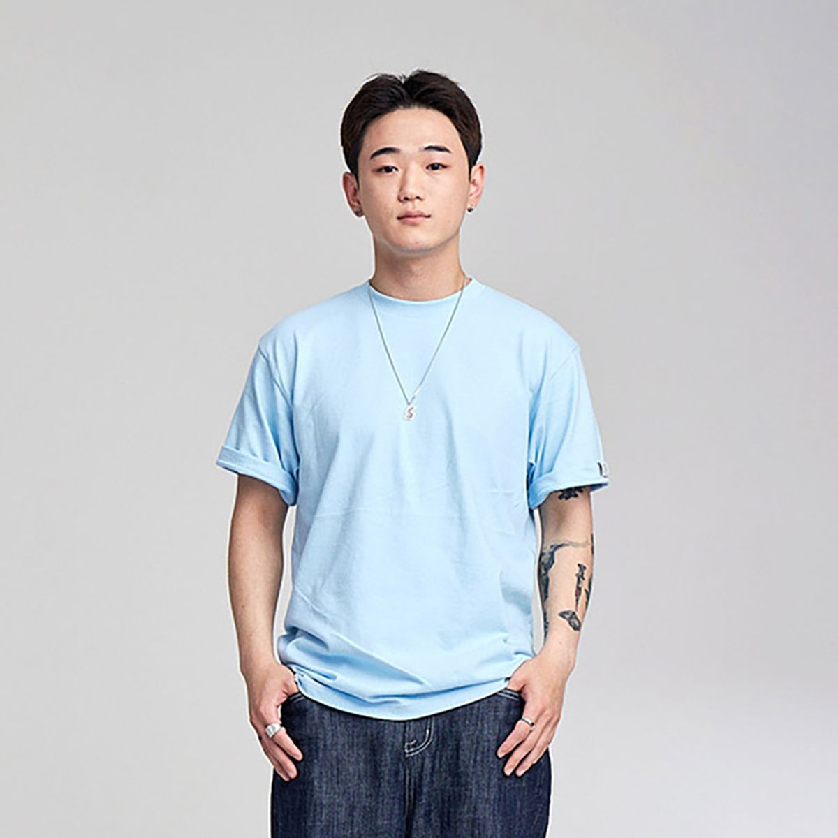 어퍼스트로피 콤마(APOSTROPHE COMMA) 리버시블 라벨 무지 반팔티셔츠 (라이트블루)