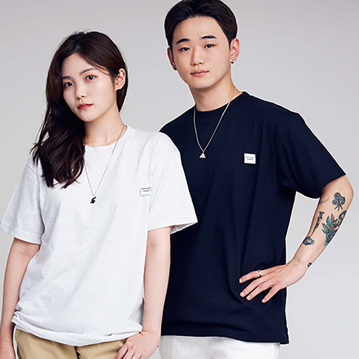 어퍼스트로피 콤마(APOSTROPHE COMMA) 하프폴드 라벨 반팔티셔츠 (네이비)