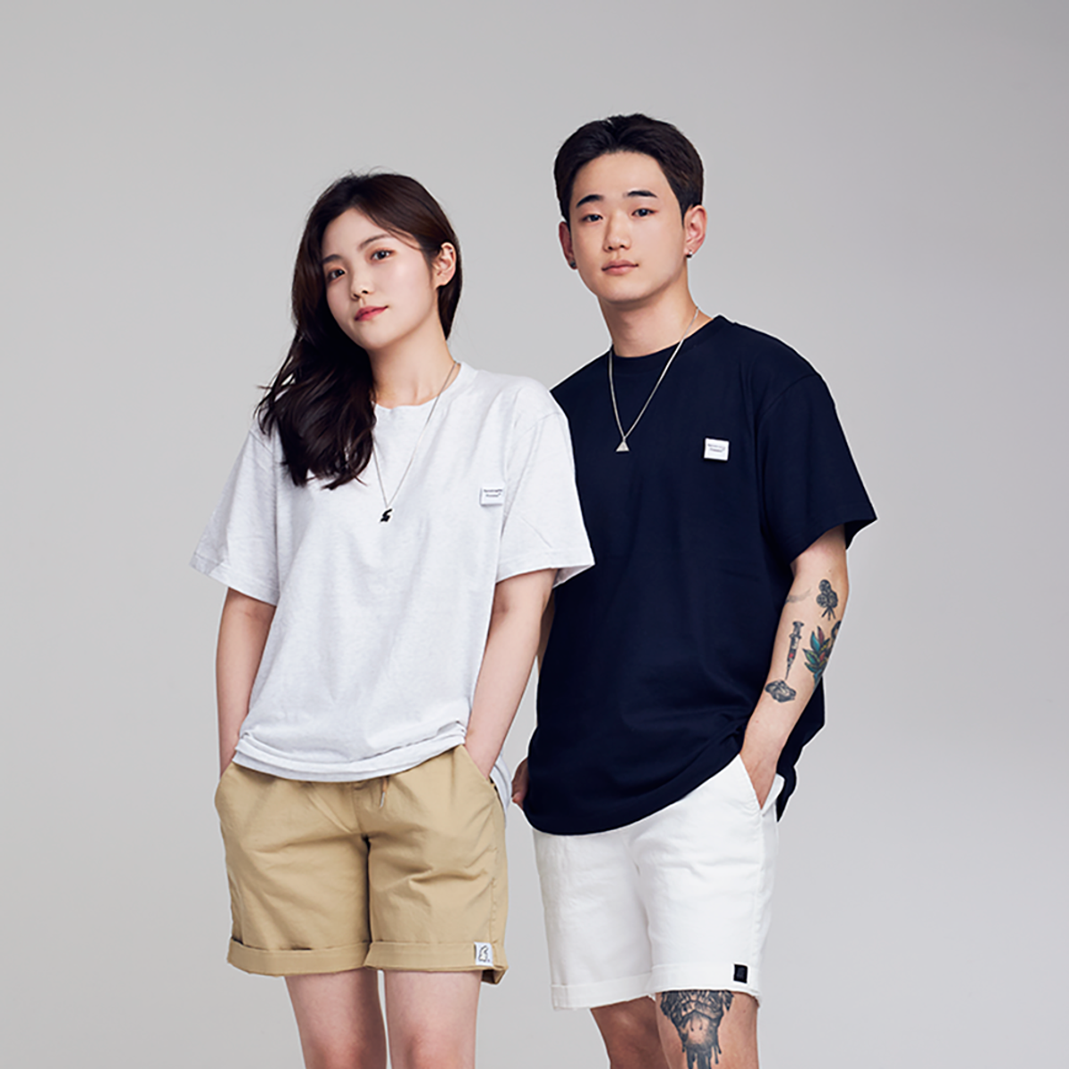 어퍼스트로피 콤마(APOSTROPHE COMMA) 하프폴드 라벨 반팔티셔츠 (오트밀)