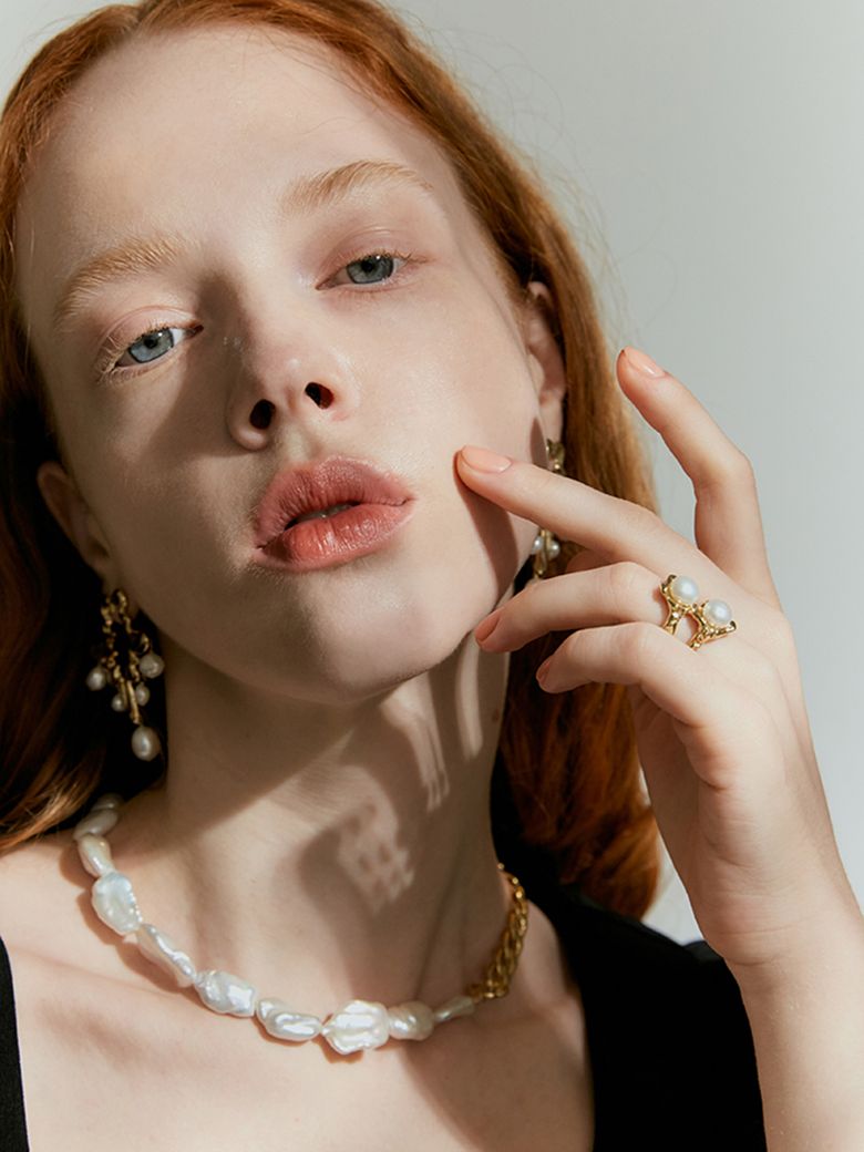 Pearl and chain balance chocker
