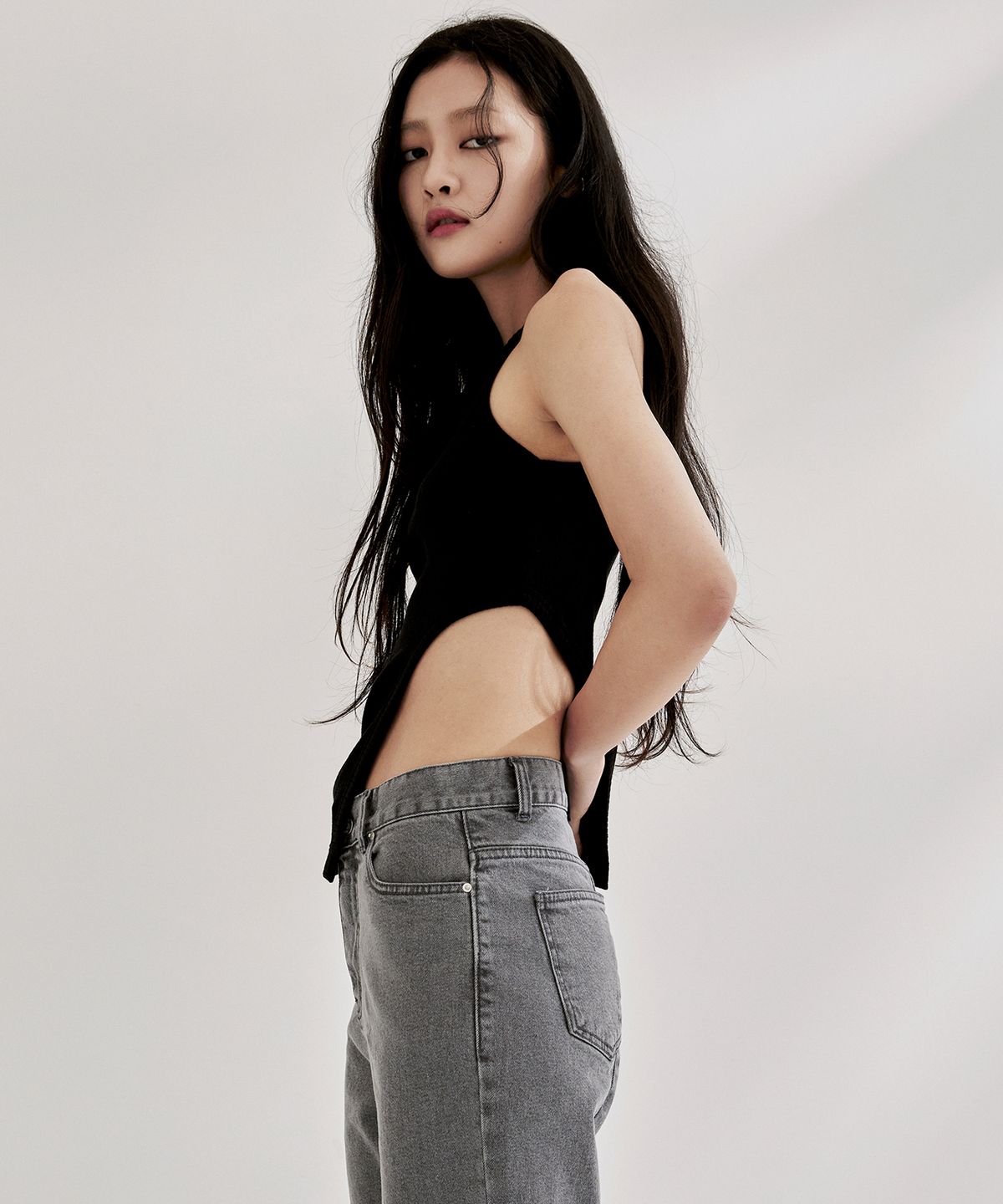 온느(ONNE) 리브드 컷 아웃 슬리브리스 탑 - 블랙