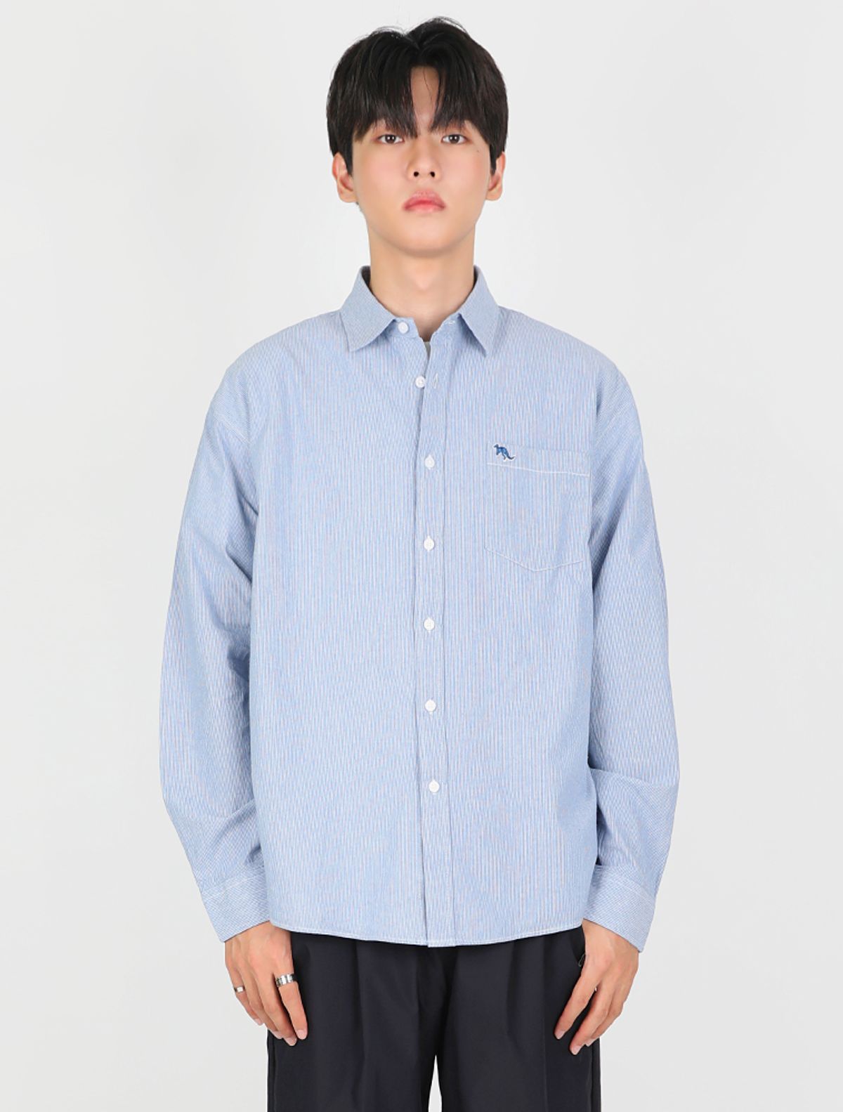 라 메종 스튜디오(LA MAISON STUDIO) UNISEX 세미오버 핀스트라이프 포켓자수 셔츠 라이트블루(FCB3SH305M)