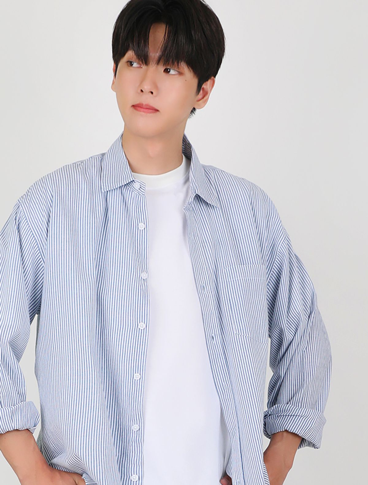 라 메종 스튜디오(LA MAISON STUDIO) UNISEX 세미오버핏 핀스트라이프 포켓자수 셔츠 블루(FCB3SH308M)