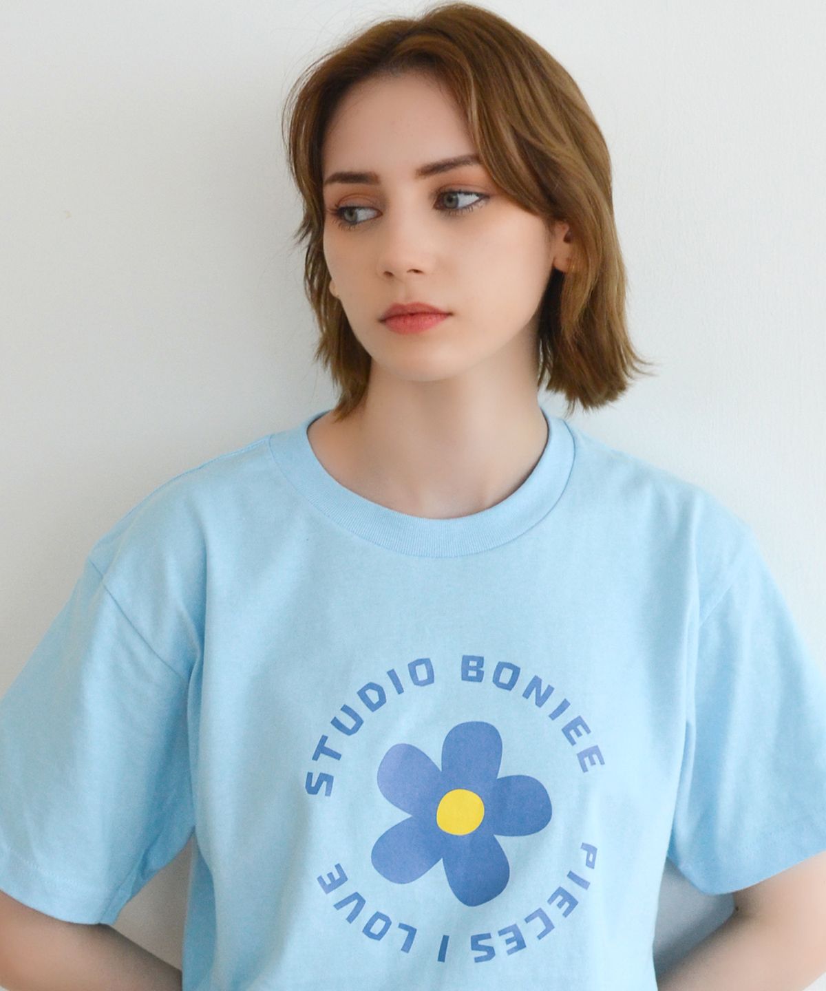 보늬(BONIEE) 데이지 라운드 타이포(Daisy Round Typo) 그래픽 티셔츠 블루