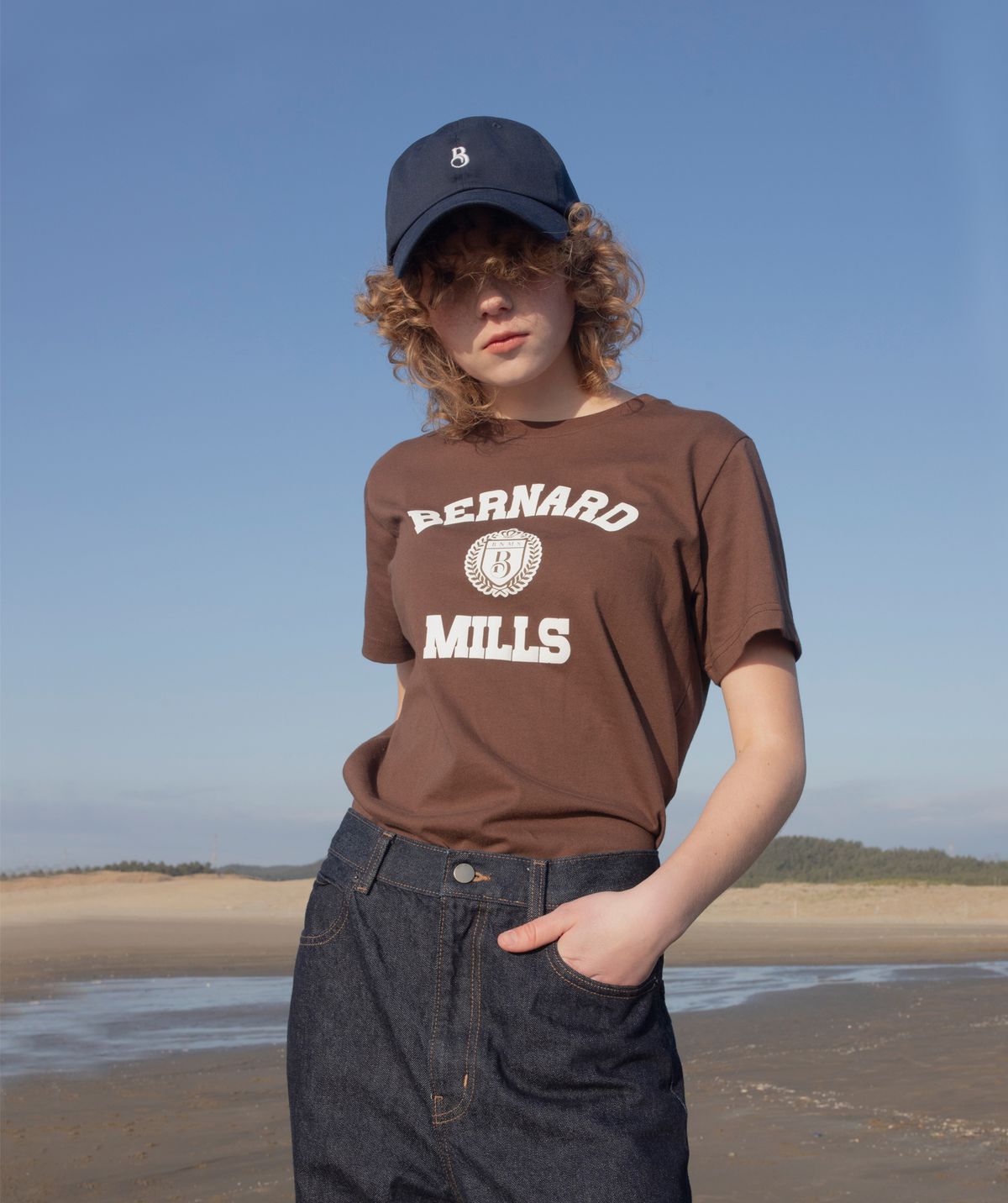 버나드밀즈(BERNARD MILLS) LAUREL LOGO T SHIRT - BROWN