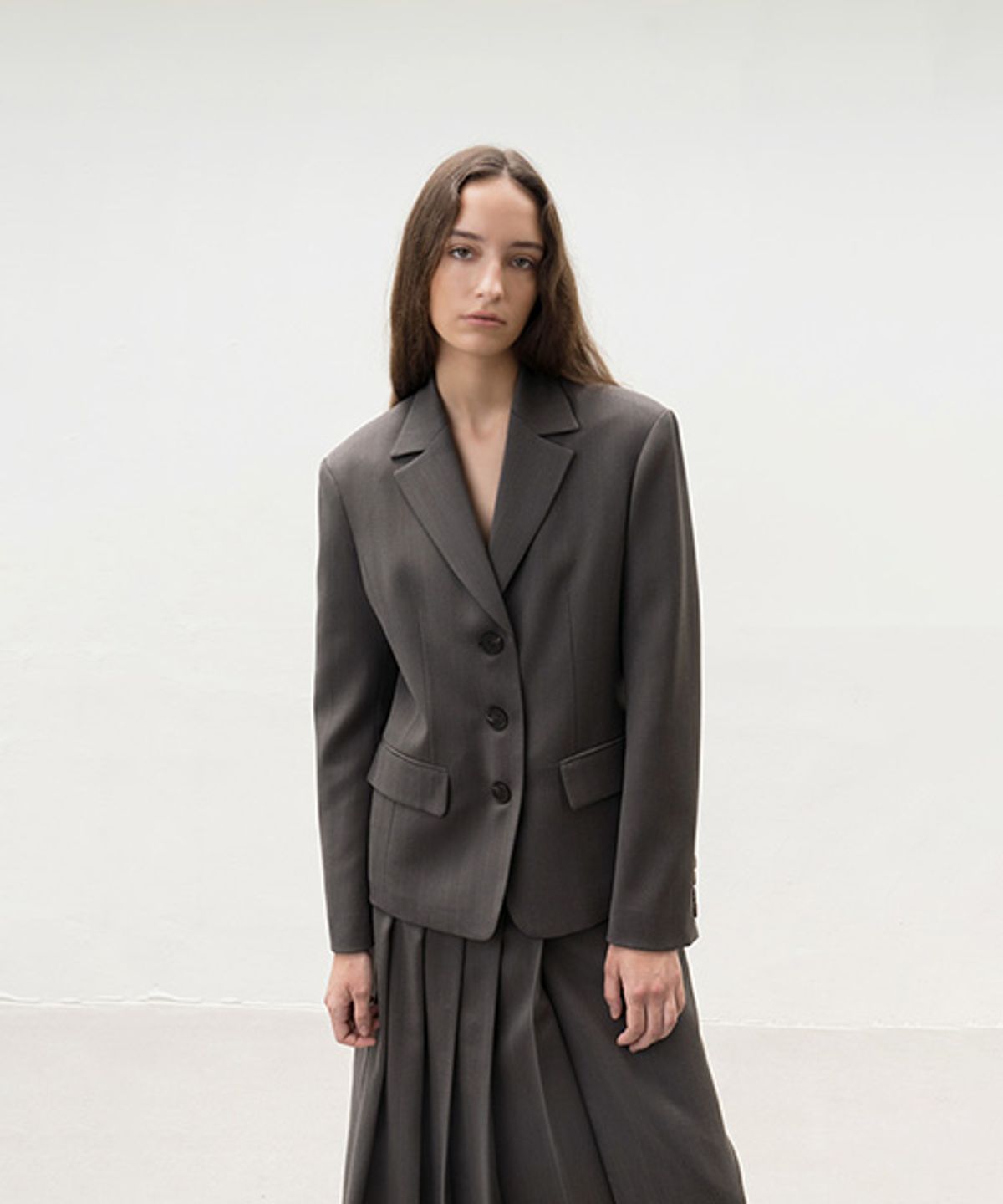 아바몰리(AVA MOLLI) HERRINGBONE FITTED 3BUTTON JK (GREY)