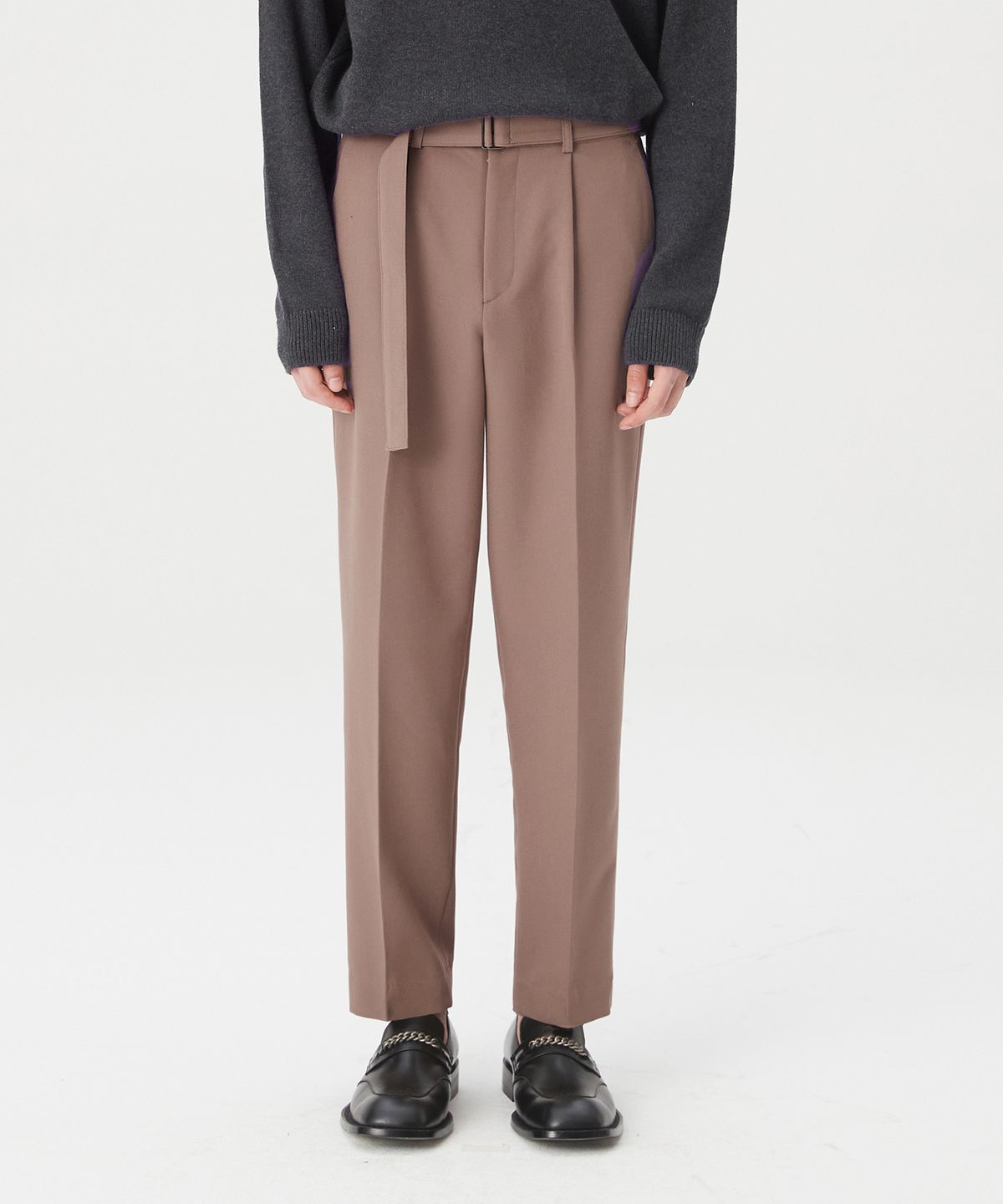 커스텀어클락(COSTUME O’CLOCK) 벨트 원 턱 벌룬핏 크롭 슬랙스 COOSPT174L.BROWN