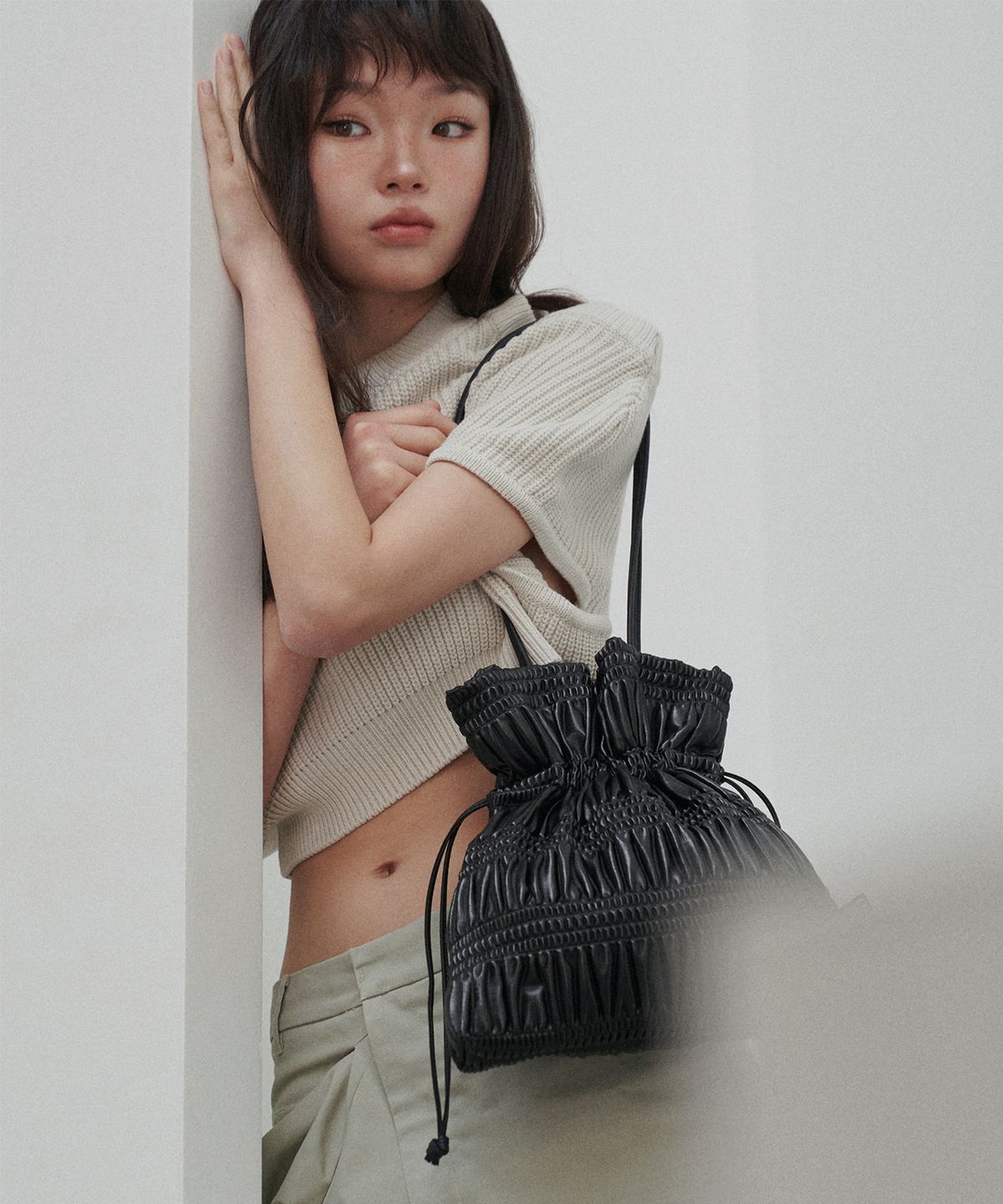 콰니(KWANI) Crinkle Shoulder Bag Sleek Black