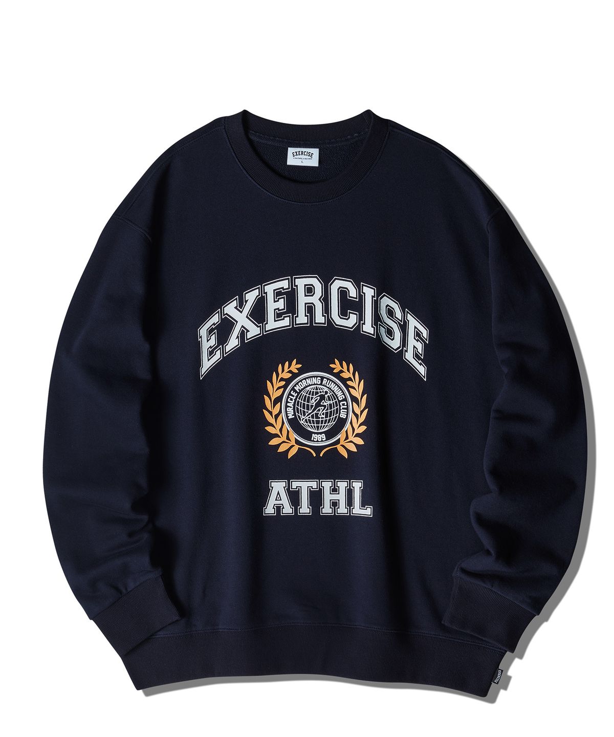 엑서사이즈(EXERCISE) 엠블럼 엑서사이즈 로고 맨투맨_네이비