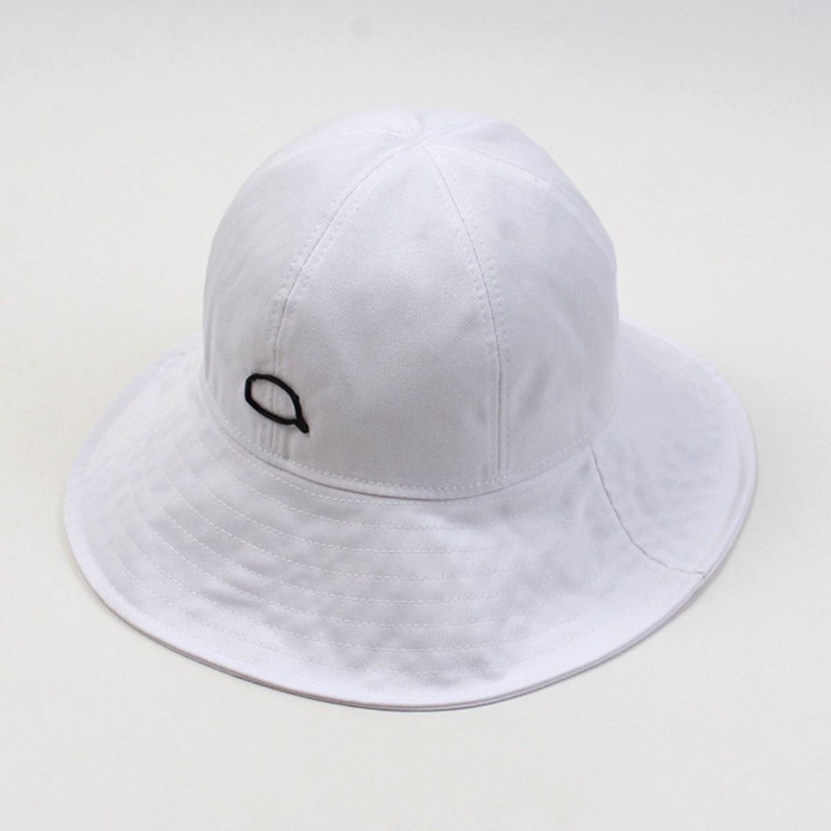 유니버셜 케미스트리(UNIVERSAL CHEMISTRY) Bubble White Bermuda Over Bucket Hat 버킷햇