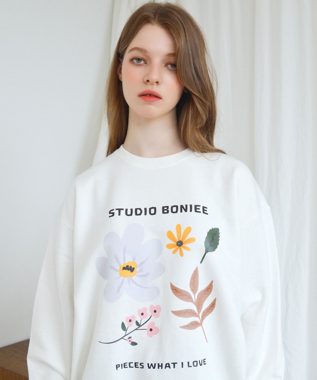 보늬(BONIEE) 일러스트(Fall Flower Dance) 그래픽 오버핏 맨투맨 스웻셔츠 화이트