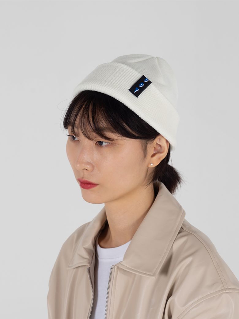 오드 라벨 숏 비니_화이트