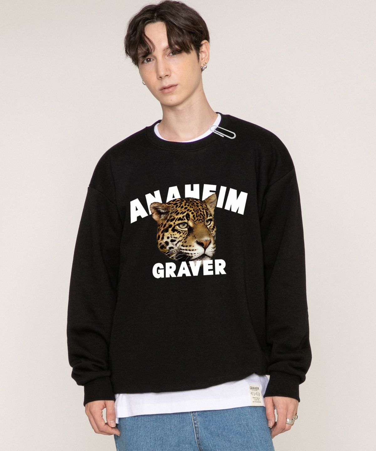 그레이버(GRAVER) [UNISEX]빅 리얼 레오파드 폰트 맨투맨_블랙(화이트폰트)