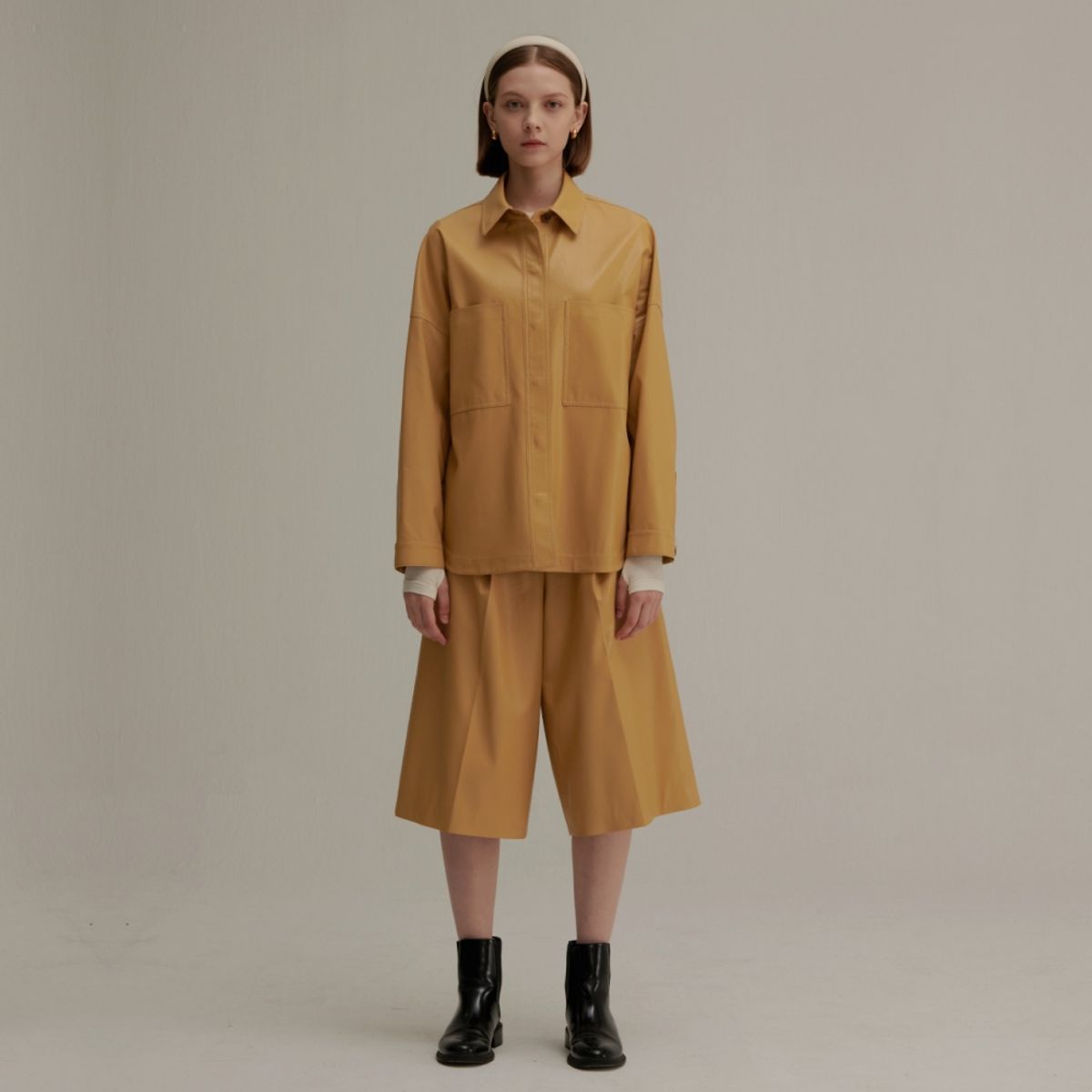 핀블랙(PINBLACK) LEATHER TUCK HALF PANTS MUSTARD
