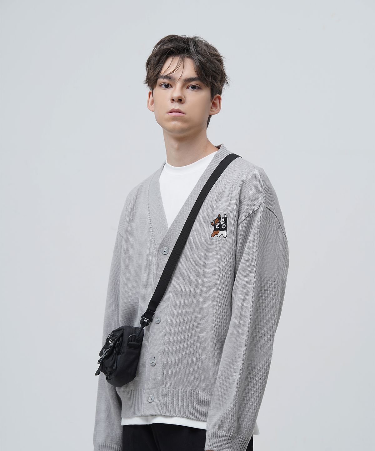 디쏘에이치(D.XO.H) 베어 로고 가디건 그레이