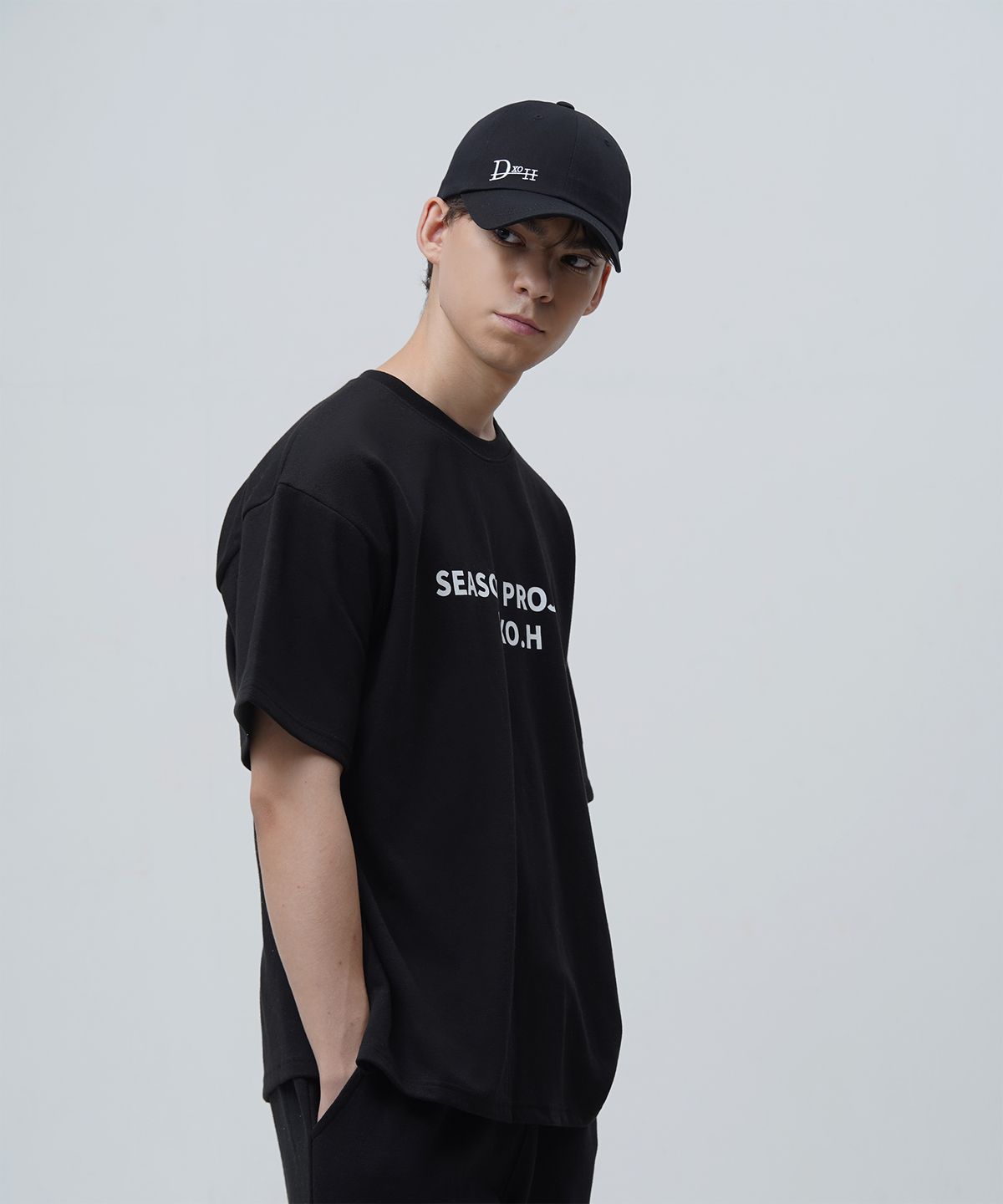 디쏘에이치(D.XO.H) 시즌프로젝트 티셔츠 블랙