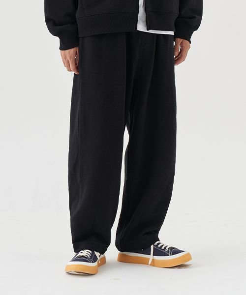 【KOOLOSET】Two-Tuck Balloon Brushed Sweatpants MUSINSA | TOFFEE PLEATED BALLOON FIT WIDE SWEATPANTS (BLACK)
