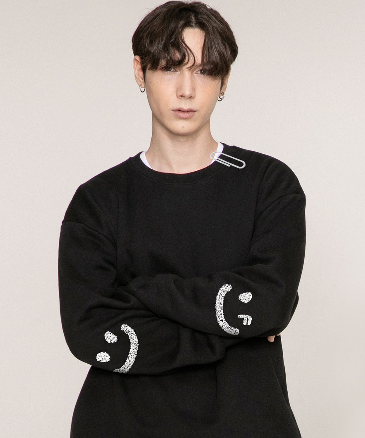 그레이버(GRAVER) [UNISEX]엘보우 프리 스마일드로잉 맨투맨_블랙