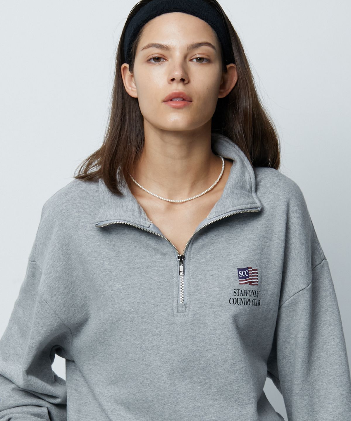 스텝온리(STAFFONLY) FLAG LOGO HALF ZIP-UP SWEATSHIRTS (MELANGE GREY)