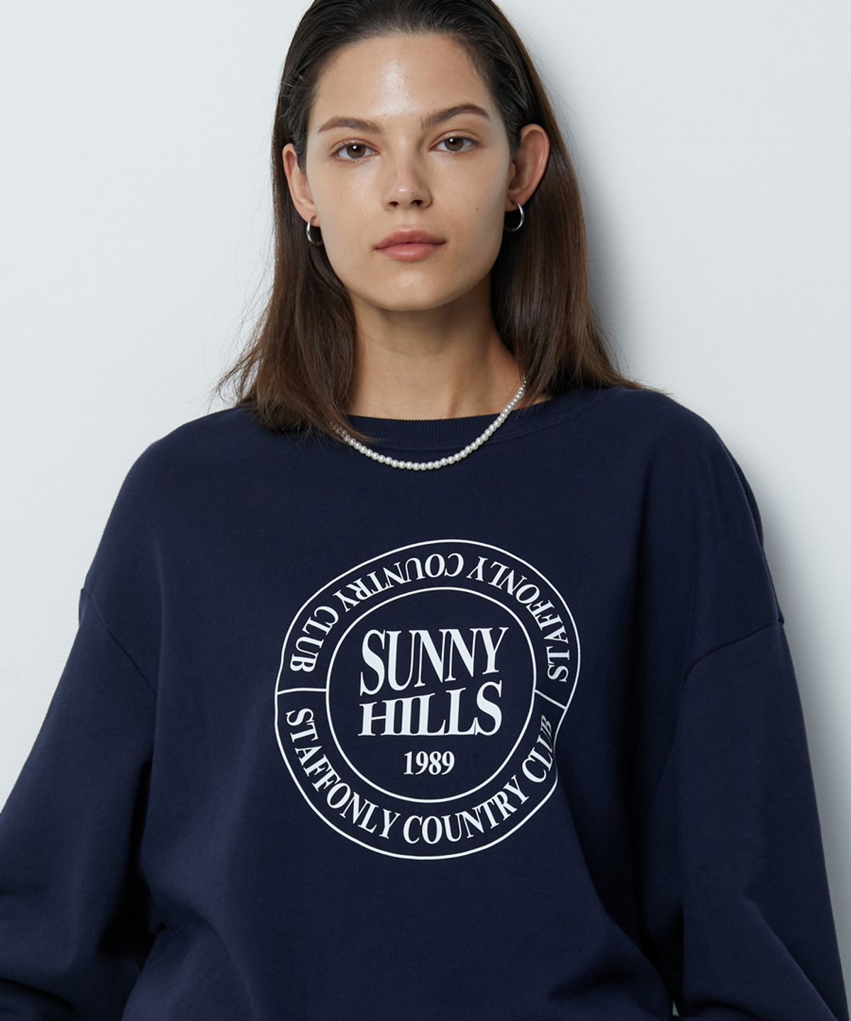 스텝온리(STAFFONLY) SUNNY HILLS LOGO SWEATSHIRTS (NAVY)