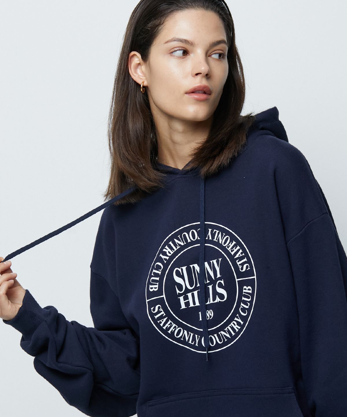 스텝온리(STAFFONLY) SUNNY HILLS LOGO HOODIE (NAVY)