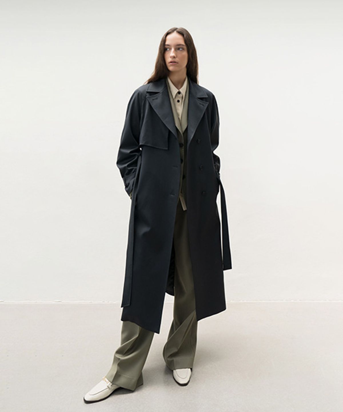 아바몰리(AVA MOLLI) BACK SHIRRING TRENCH CT (D/GREEN)