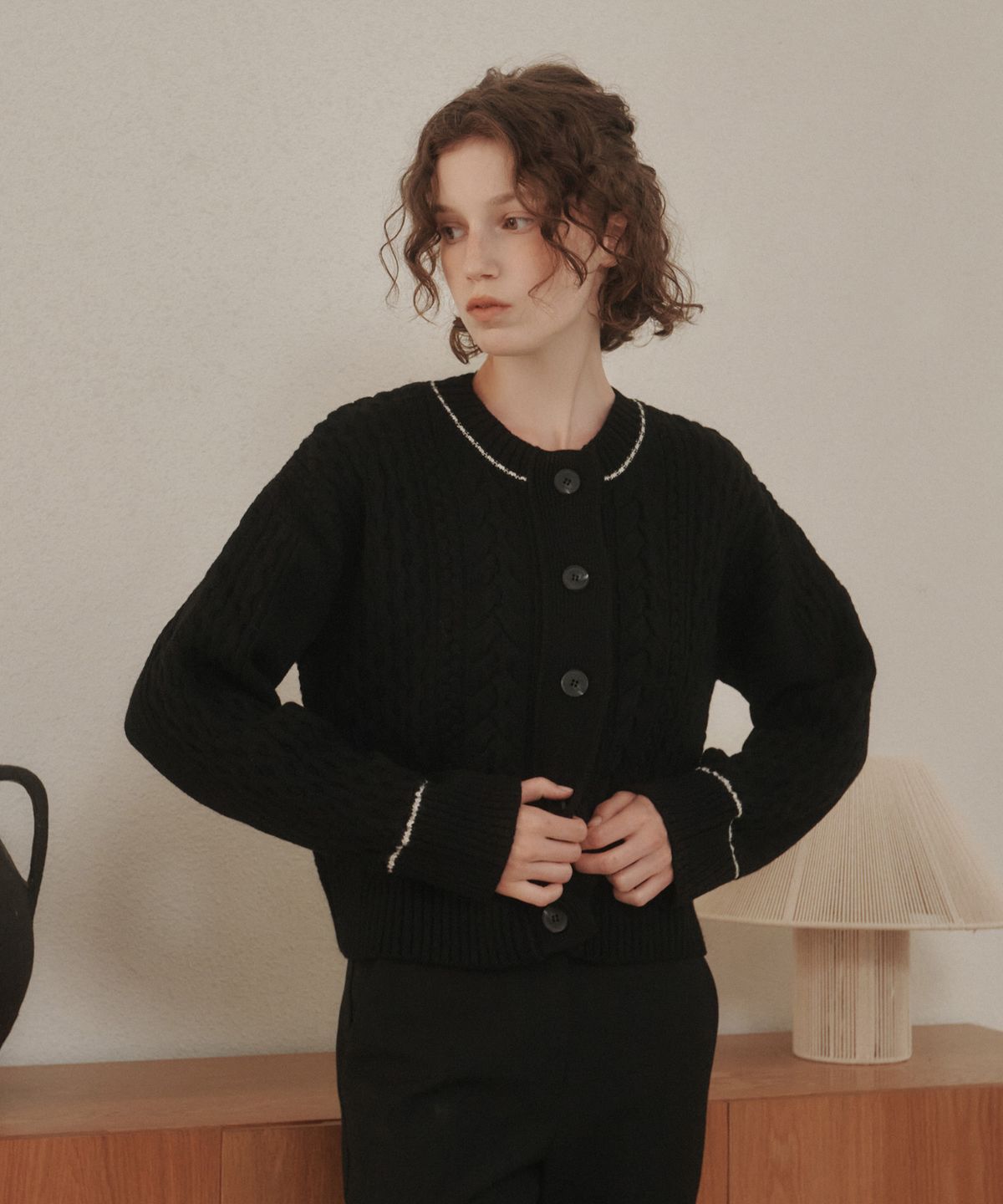 아바몰리(AVA MOLLI) PURE WOOL CABLE CARDIGAN  (BLACK)