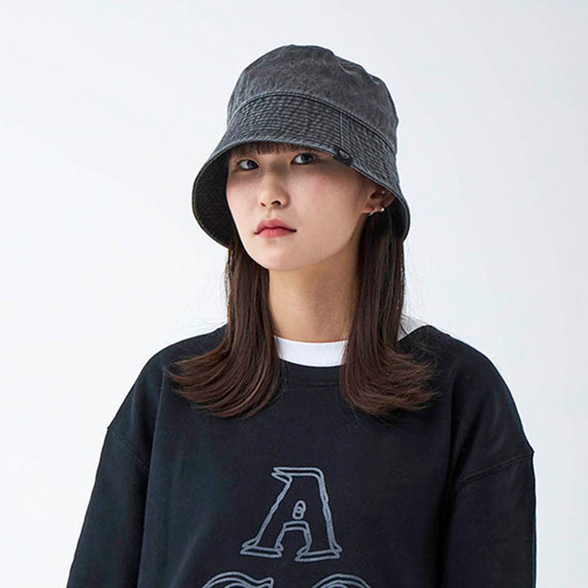 어퍼스트로피 콤마(APOSTROPHE COMMA) 포인트라벨 워싱 헤링본 버킷햇 (워시드블랙)