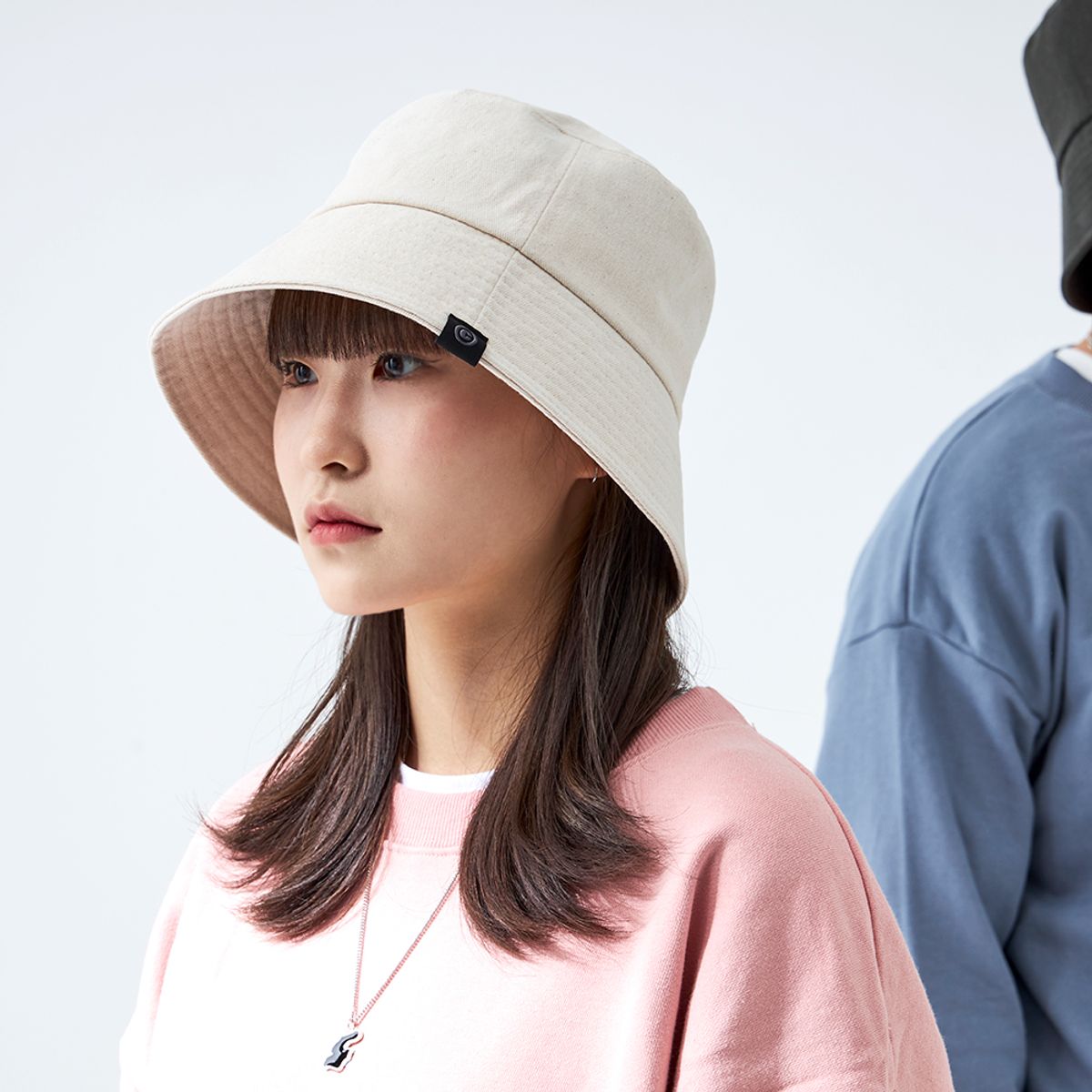 어퍼스트로피 콤마(APOSTROPHE COMMA) 포인트라벨 워싱 헤링본 버킷햇 (아이보리)