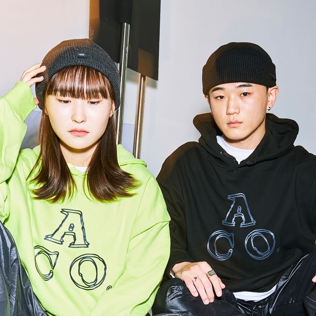 어퍼스트로피 콤마(APOSTROPHE COMMA) 하프폴드  BK 라벨 숏 비니 (챠콜)